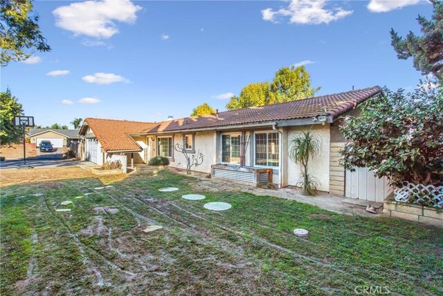 single story home featuring a front lawn