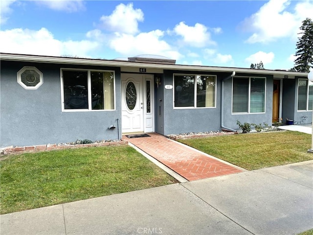 view of front of property featuring a front lawn