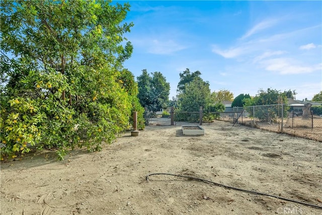 view of yard featuring a rural view