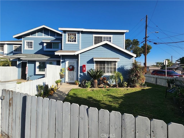 view of front facade featuring a front yard