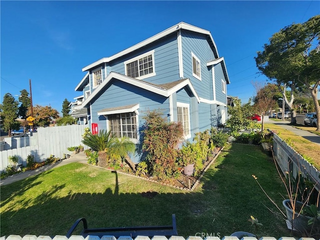 view of side of property featuring a lawn