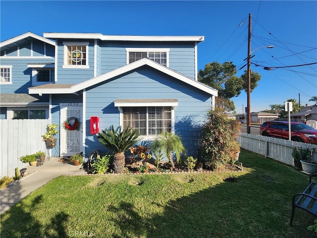 view of front facade featuring a front yard