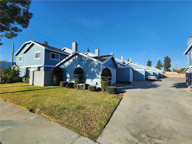 view of front of home featuring a front lawn