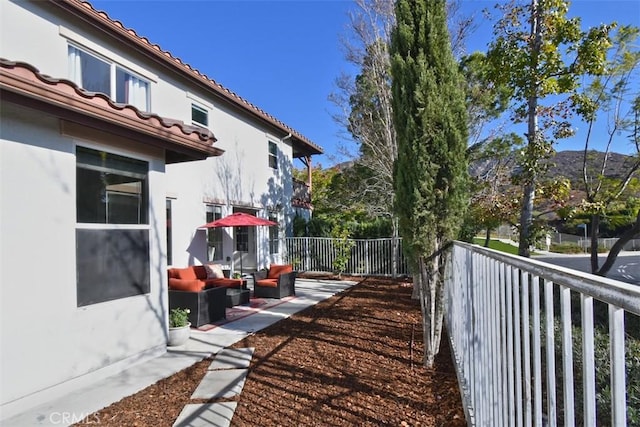 view of yard featuring outdoor lounge area