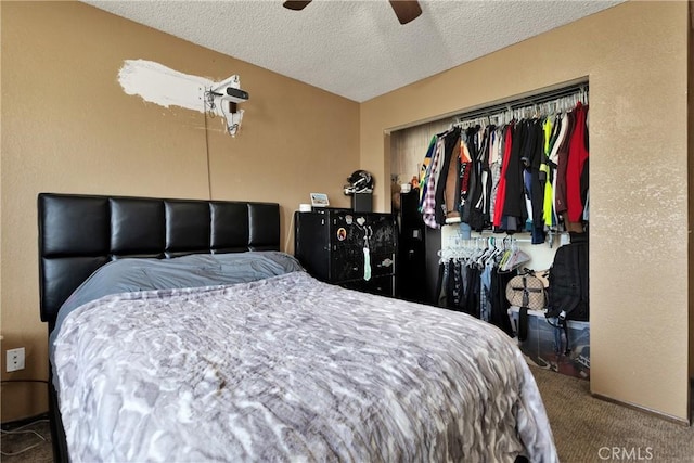 bedroom with ceiling fan, a textured ceiling, a closet, and carpet