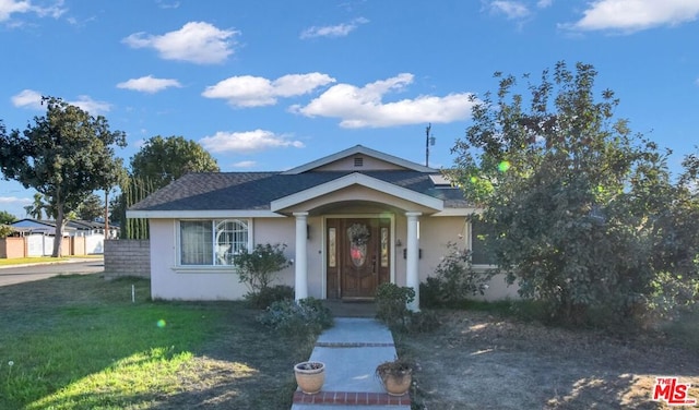 view of front of home featuring a front yard