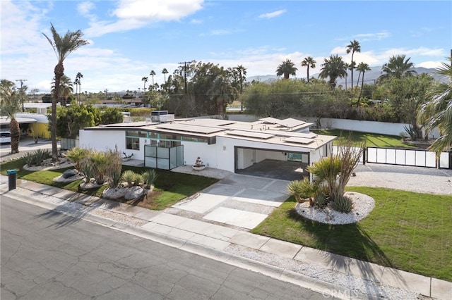 view of front of house featuring a front lawn