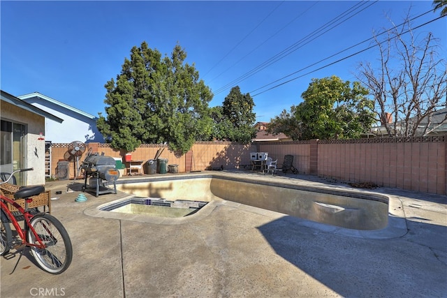 view of pool featuring an in ground hot tub