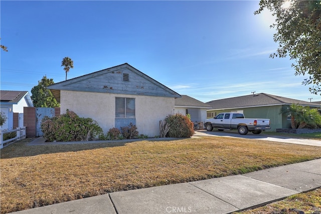 single story home with a front yard