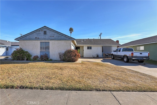 single story home with a front lawn