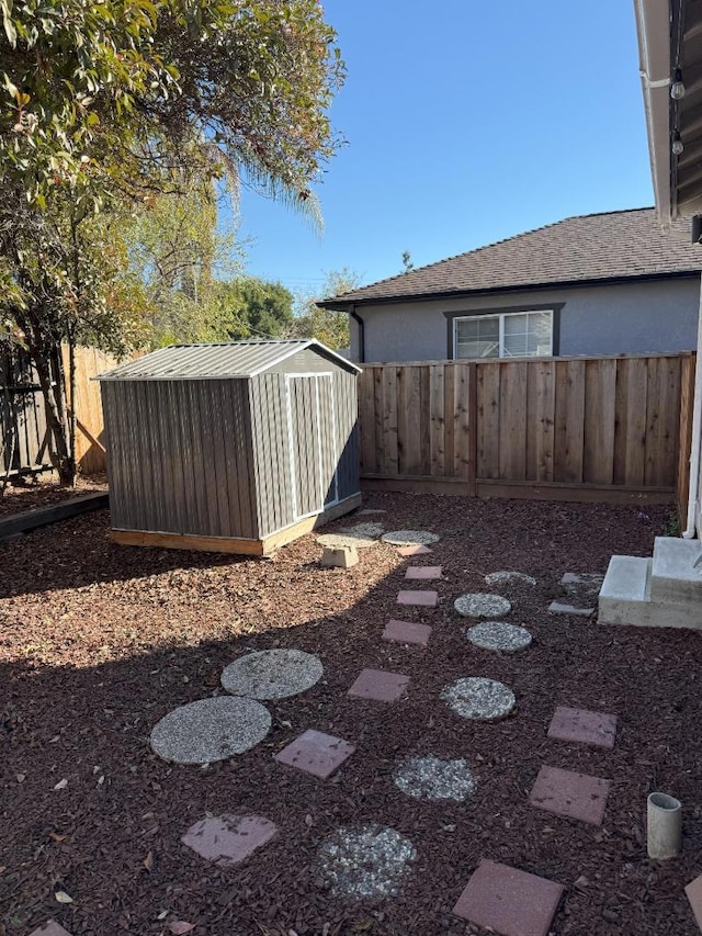 view of yard featuring a shed