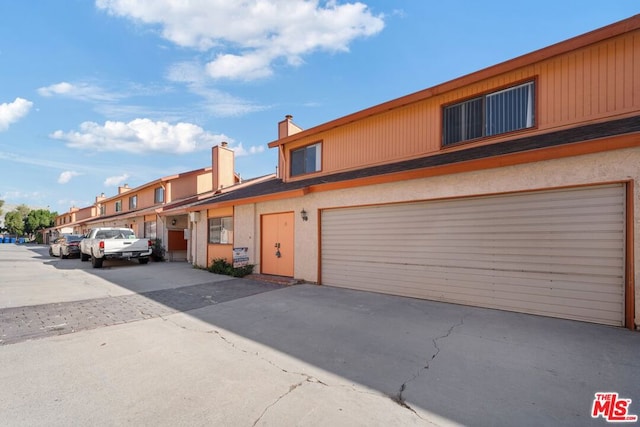 view of front facade featuring a garage