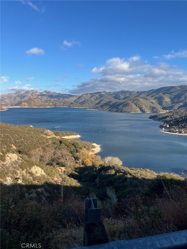 water view with a mountain view