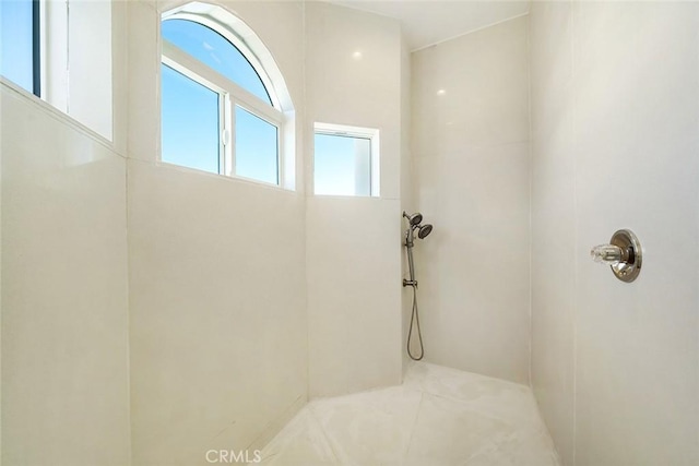 bathroom featuring a tile shower