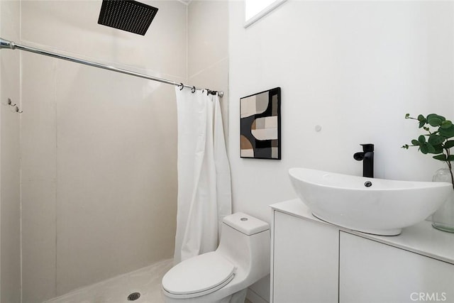 bathroom featuring a shower with curtain, vanity, and toilet