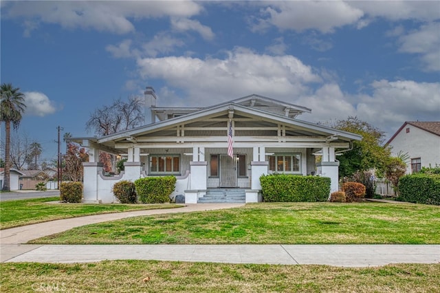 view of front of property featuring a front lawn