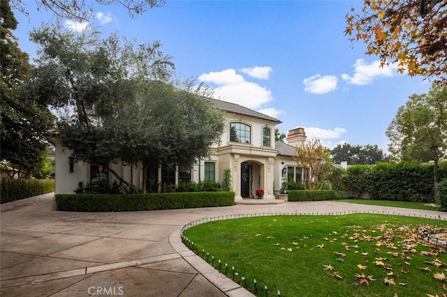 view of front of property featuring a front lawn