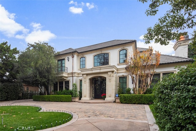 view of front of property with a front lawn