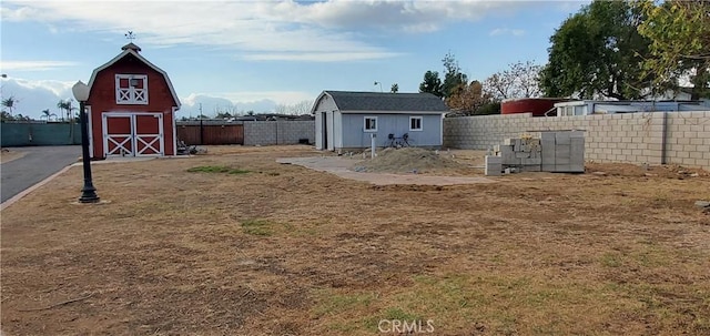 view of yard with an outbuilding