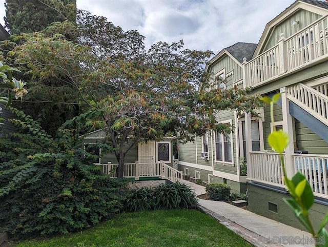 view of front of home featuring a front yard