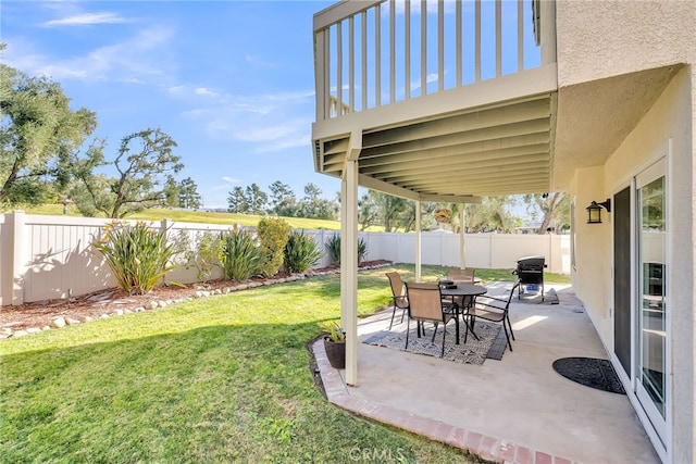 view of yard featuring a patio