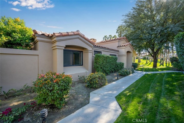 view of front of home with a front lawn