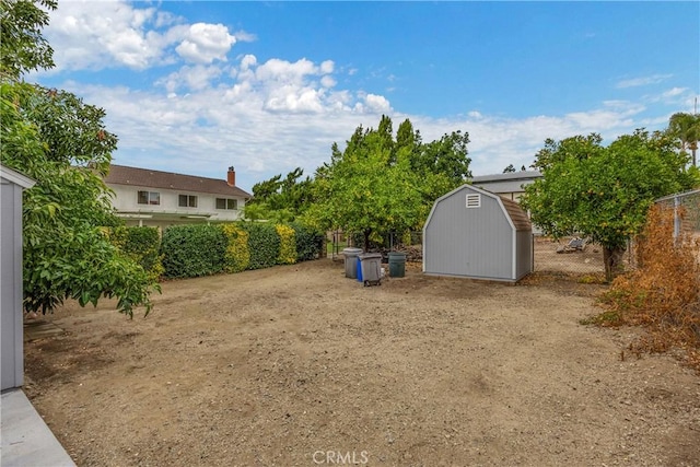 view of yard featuring a storage shed