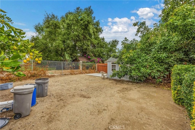 view of yard featuring an outdoor structure