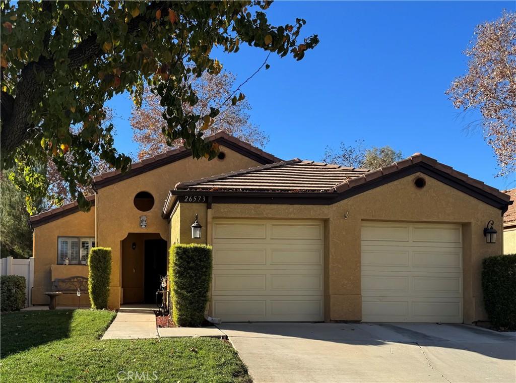 view of front facade featuring a garage and a front lawn