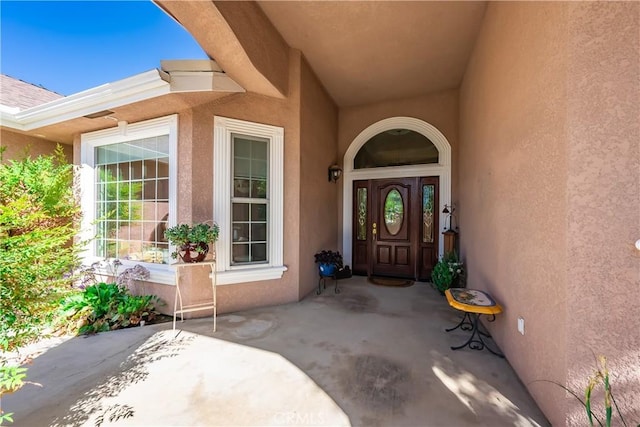 view of exterior entry featuring stucco siding