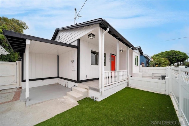 view of front facade with a front yard