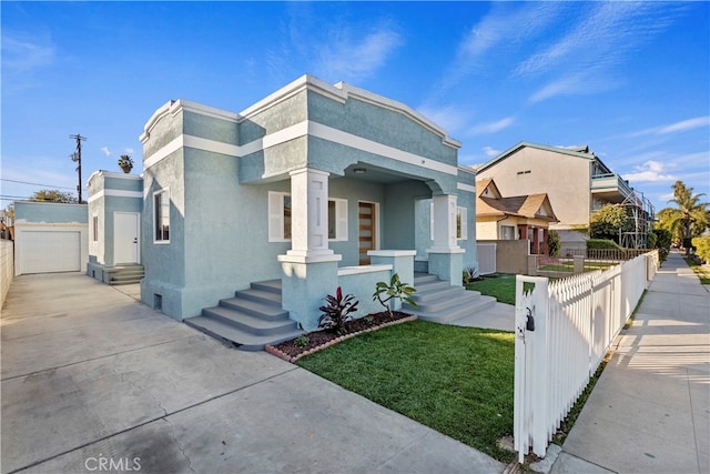 view of front of house featuring a front lawn and a garage