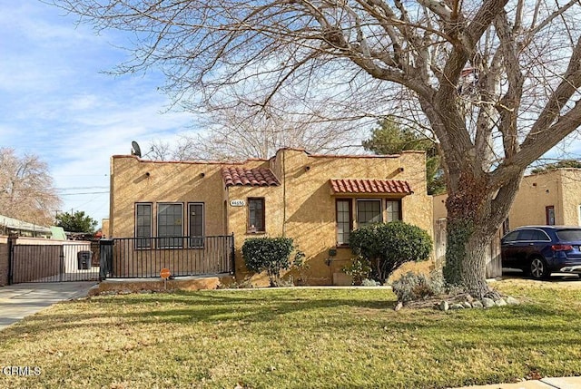 view of front facade featuring a front lawn