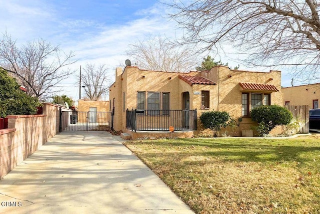 view of front of property with a front yard