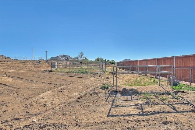 view of yard featuring an outdoor structure