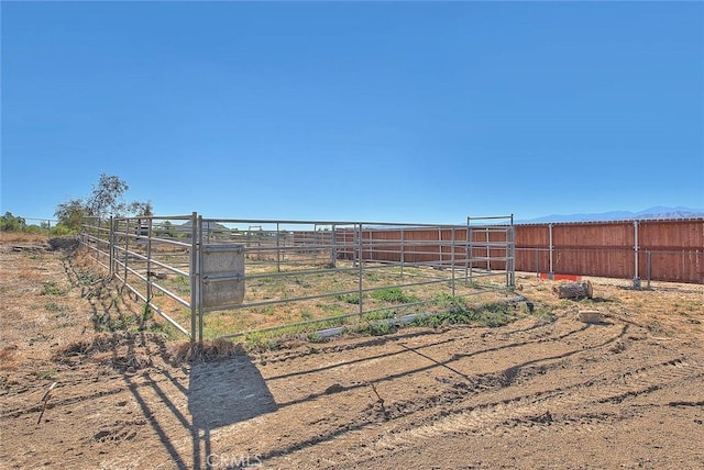 view of yard featuring an outdoor structure