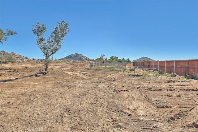 view of yard featuring a mountain view