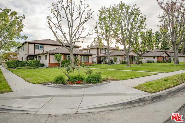 view of front of property with a front yard