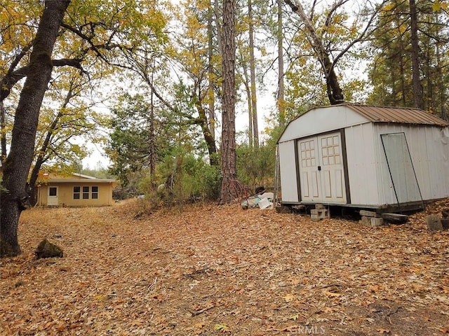 view of yard featuring a storage unit