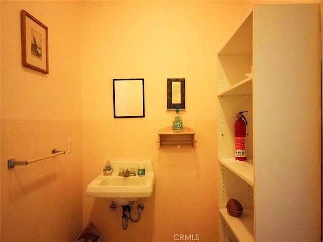 bathroom featuring sink