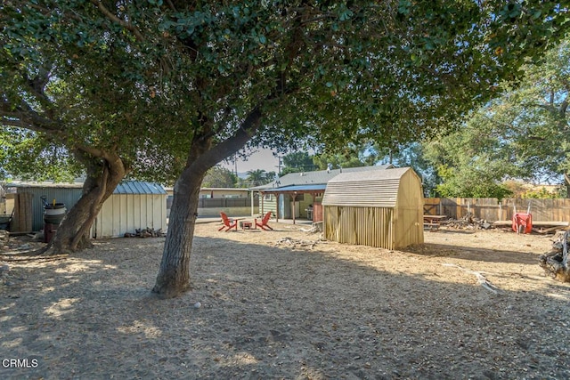 view of yard featuring a storage shed