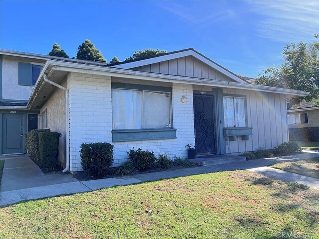 single story home with a front yard