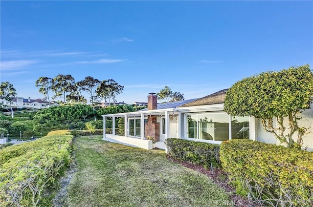 view of front of house with a front lawn