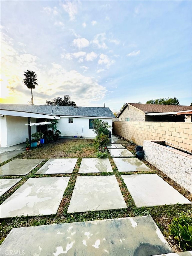 view of yard featuring a patio area