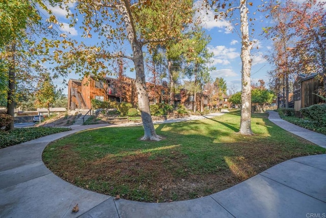 view of property's community featuring a lawn