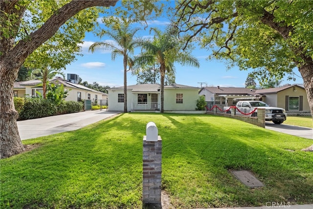 single story home featuring a front lawn