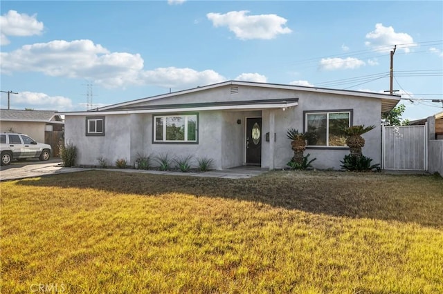 ranch-style house featuring a front yard