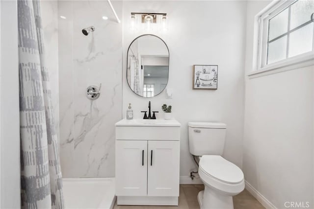 bathroom with toilet, vanity, and curtained shower