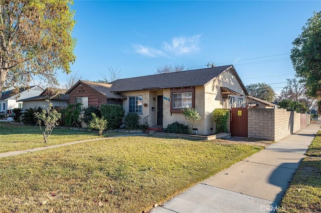 view of front of home featuring a front lawn