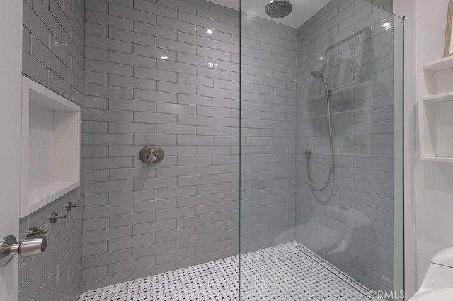 bathroom featuring tiled shower